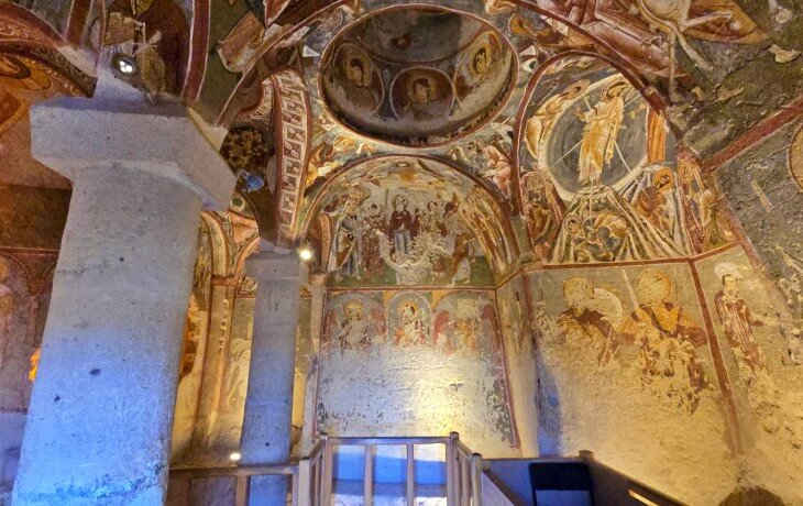 “Göreme Çarıklı Kilise iç mekanı; apsis, kubbe ve tonozlarda yer alan Orta Bizans freskleri.